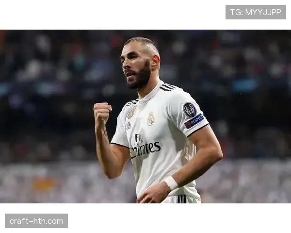 本泽马巅峰期为何来得晚：中锋角色的自我革命解析