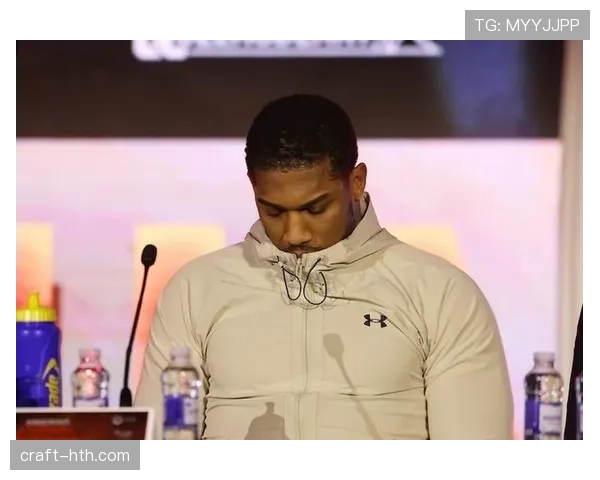 安东尼·约书亚训练完直接去夜店，保镖扛着蛋白粉桶跟在后面